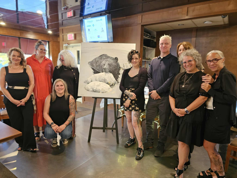 Les membres du conseil d'administration et des artistes locaux qui exposeront lors du Festival. (Photo gracieuseté)
