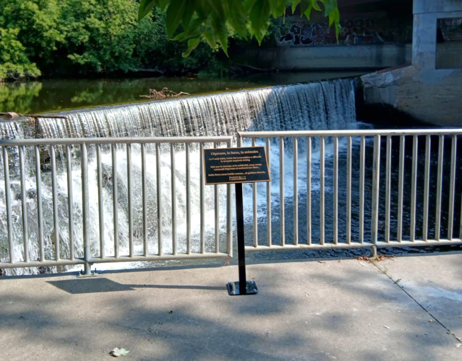La plaque commémorative est située en bordure de la passerelle surplombant la rivière de l’Achigan. (Photo gracieuseté)