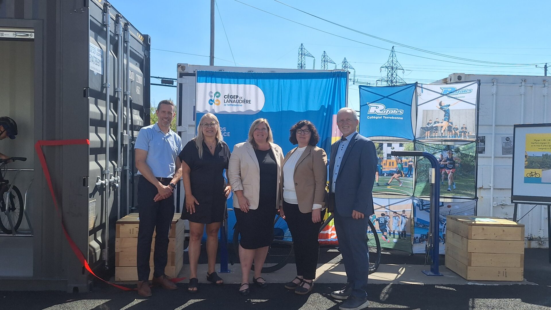 Un abri à vélo et une borne de réparation ont été inaugurés au cégep de Terrebonne. (Photo - Médialo Raphaël Isselet)