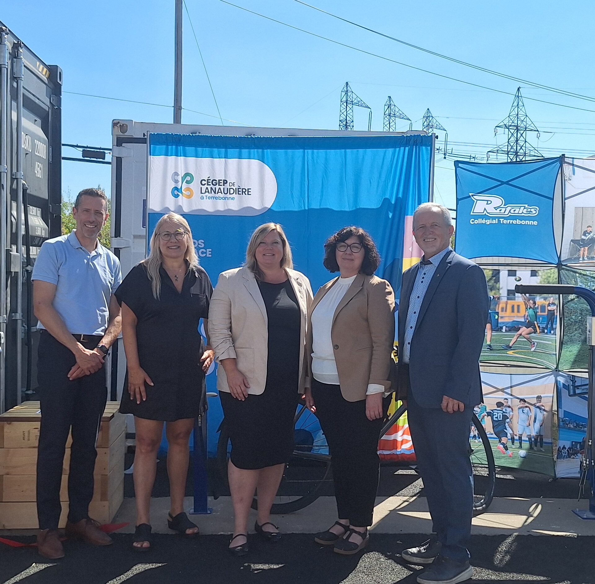 Un abri à vélo et une borne de réparation ont été inaugurés au cégep de Terrebonne. (Photo - Médialo Raphaël Isselet)