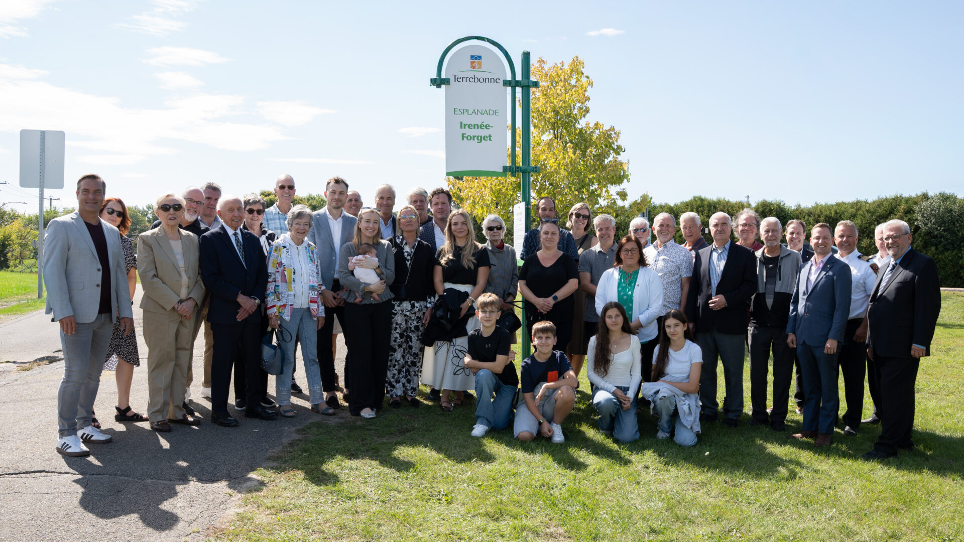 Le parc de la Halte-Routière a été renommé parc Irénée-Forget en présence d'élus, amis et famille de M.Forget. (Photo gracieuseté)
