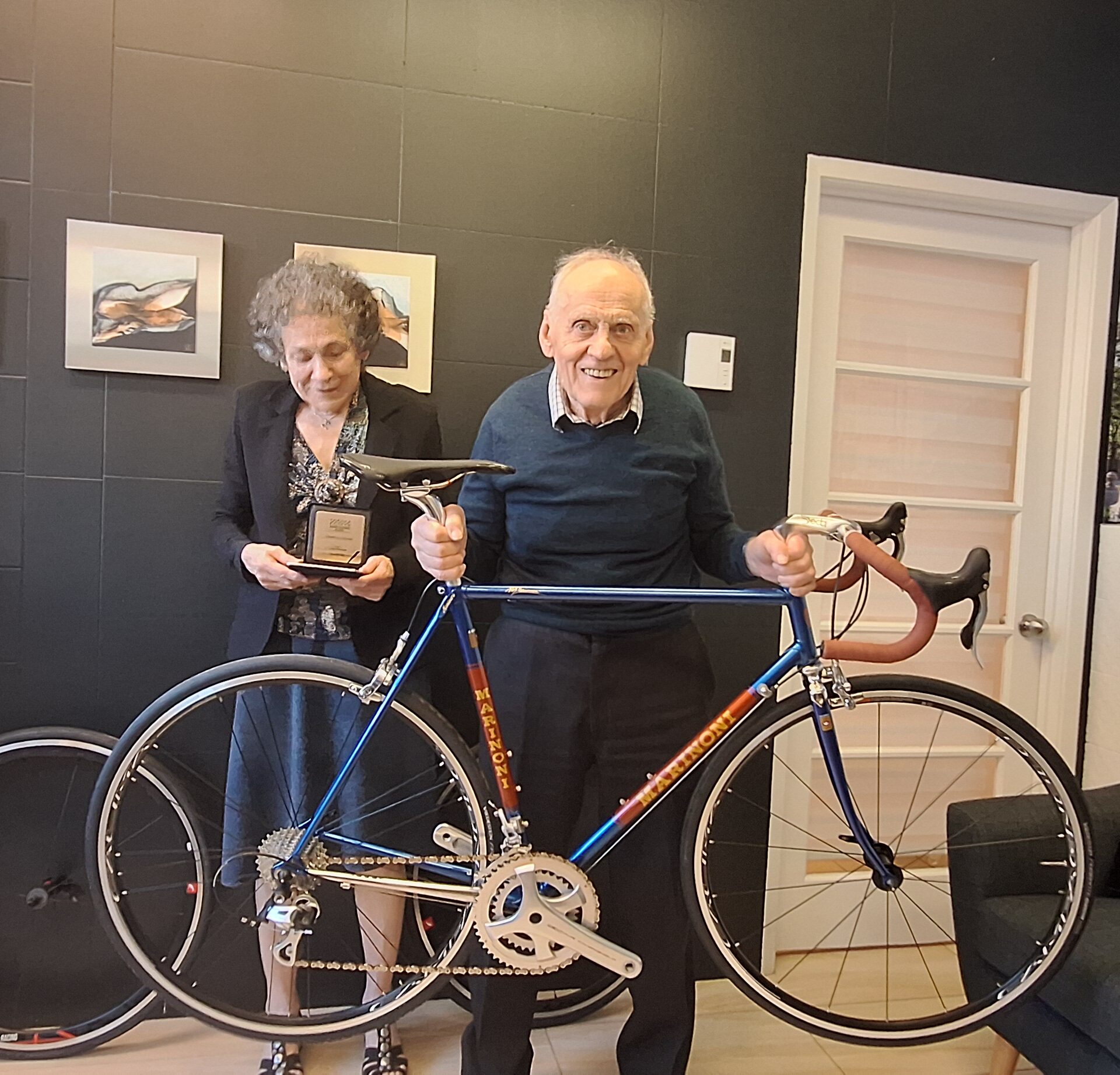 Simone et Giuseppe Marinoni ont reçu une médaille de l'Assemblée Nationale.