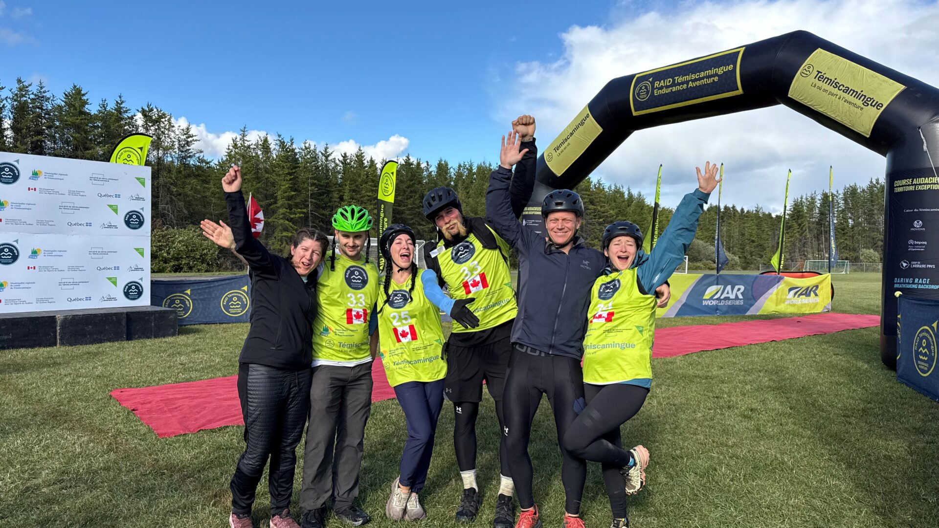Les 6 Lanaudois posent ensemble lors du Raid. (Photo gracieuseté)