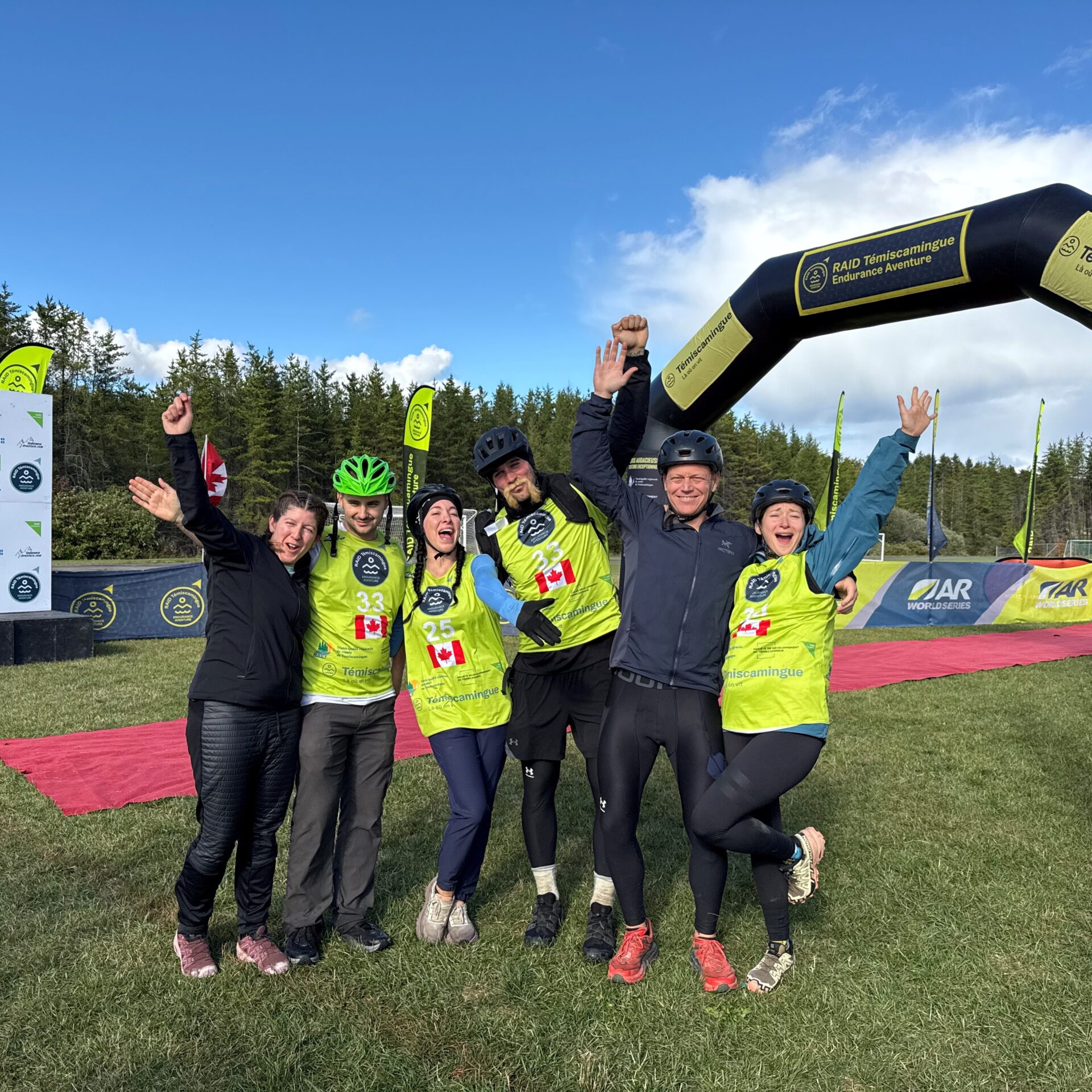 Les 6 Lanaudois posent ensemble lors du Raid. (Photo gracieuseté)