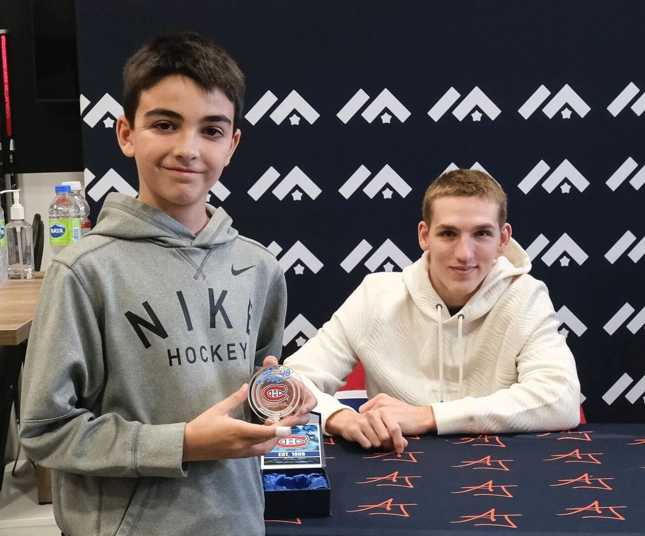 Lane Hutson a fait le bonheur d'un jeune partisan le 19 octobre dernier à Mascouche. Photo gracieuseté