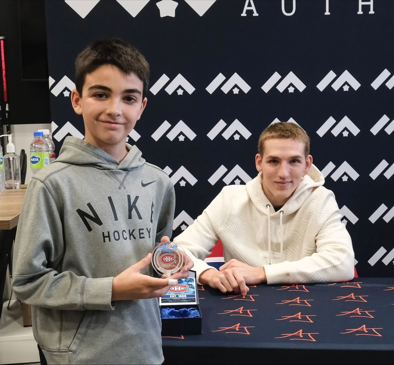 Lane Hutson a fait le bonheur d'un jeune partisan le 19 octobre dernier à Mascouche. Photo gracieuseté