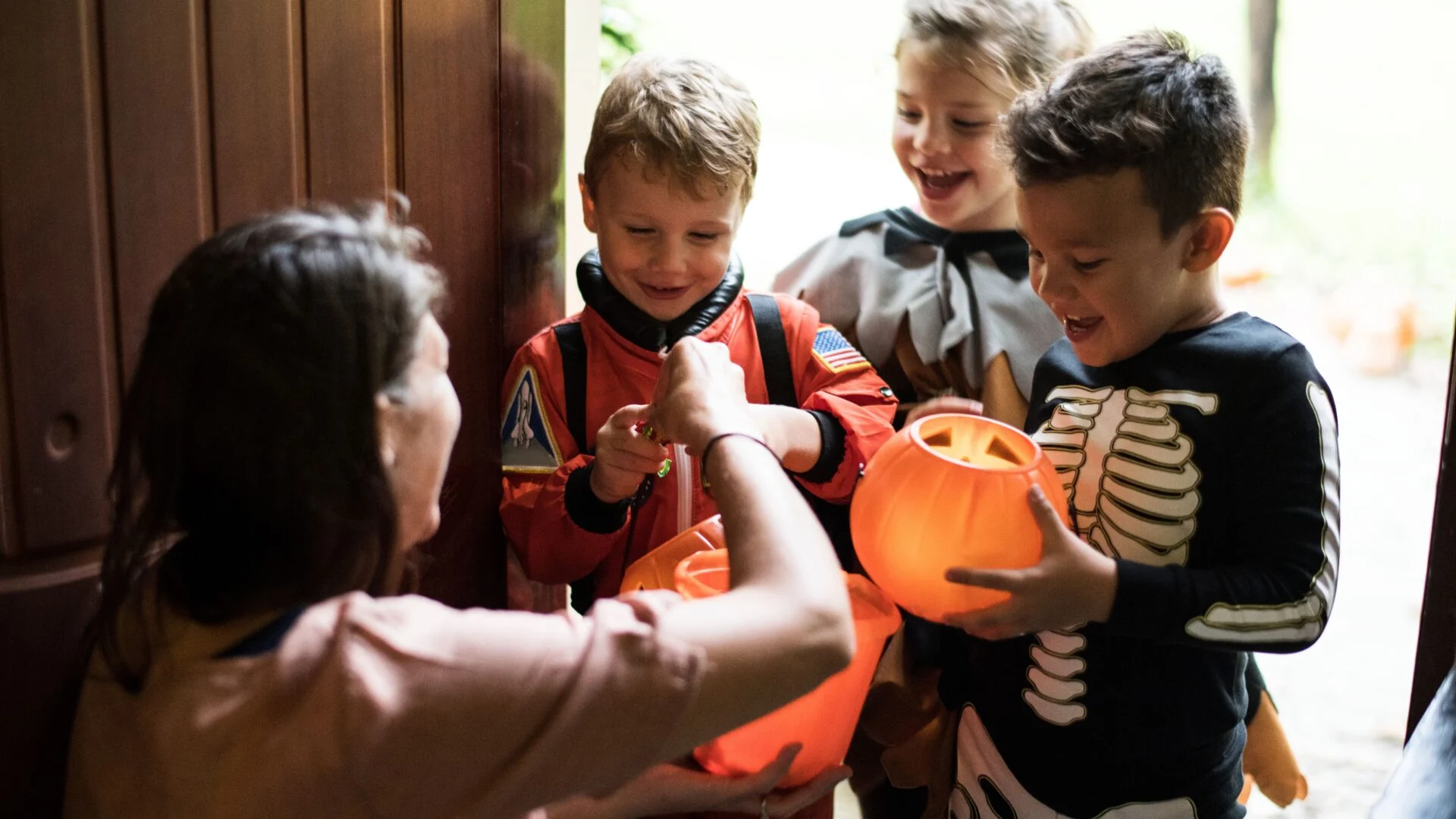 Des enfants déguisés parcourent les rues pour Halloween en toute sécurité. Photo Adobe Stock