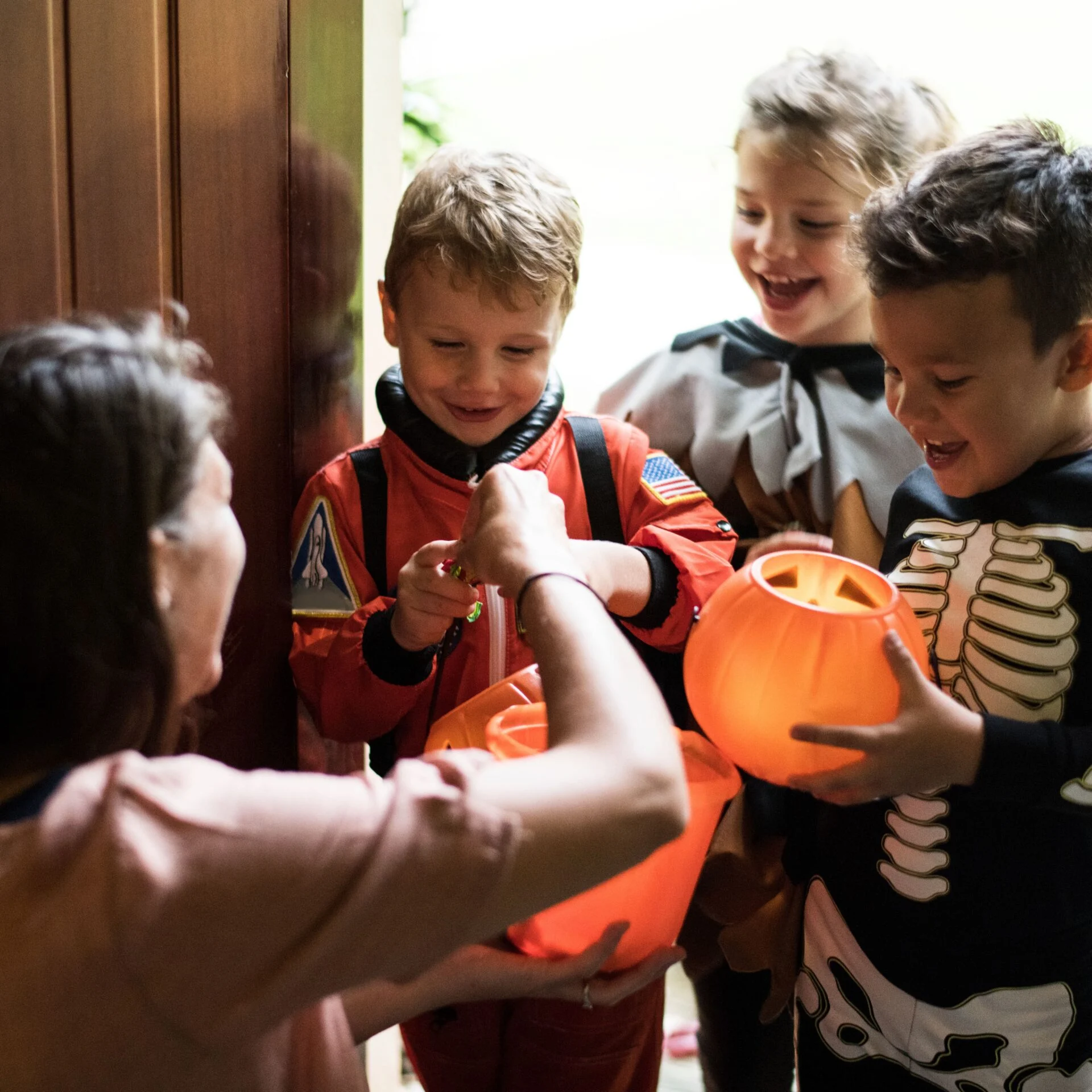 Des enfants déguisés parcourent les rues pour Halloween en toute sécurité. Photo Adobe Stock