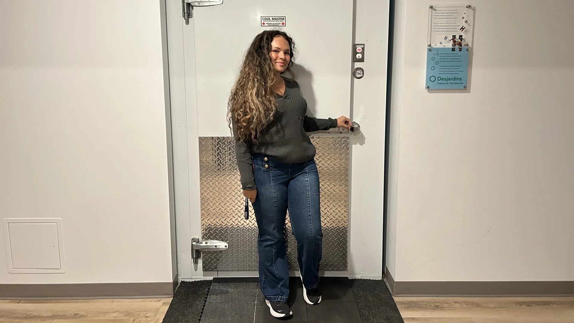 Laïticia, intervenante à La HUTTE, devant la nouvelle chambre froide. Photo Médialo - Sabrina Quesnel-Bolduc 