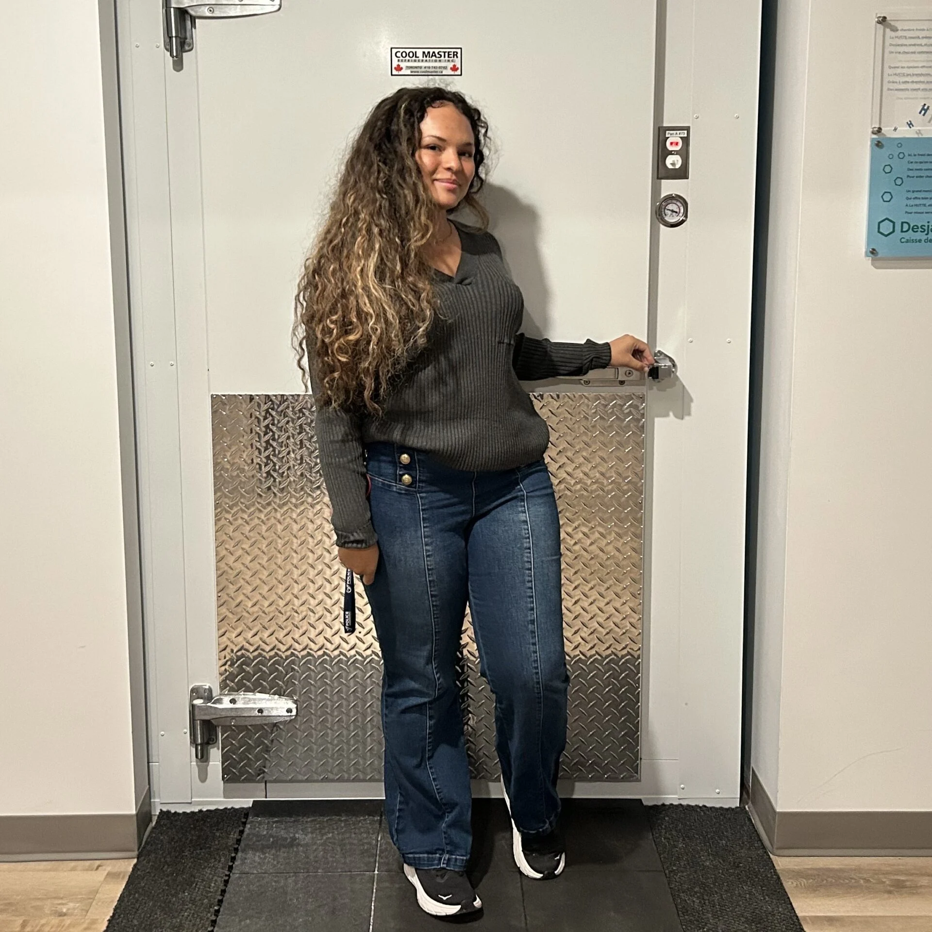 Laïticia, intervenante à La HUTTE, devant la nouvelle chambre froide. Photo Médialo - Sabrina Quesnel-Bolduc 