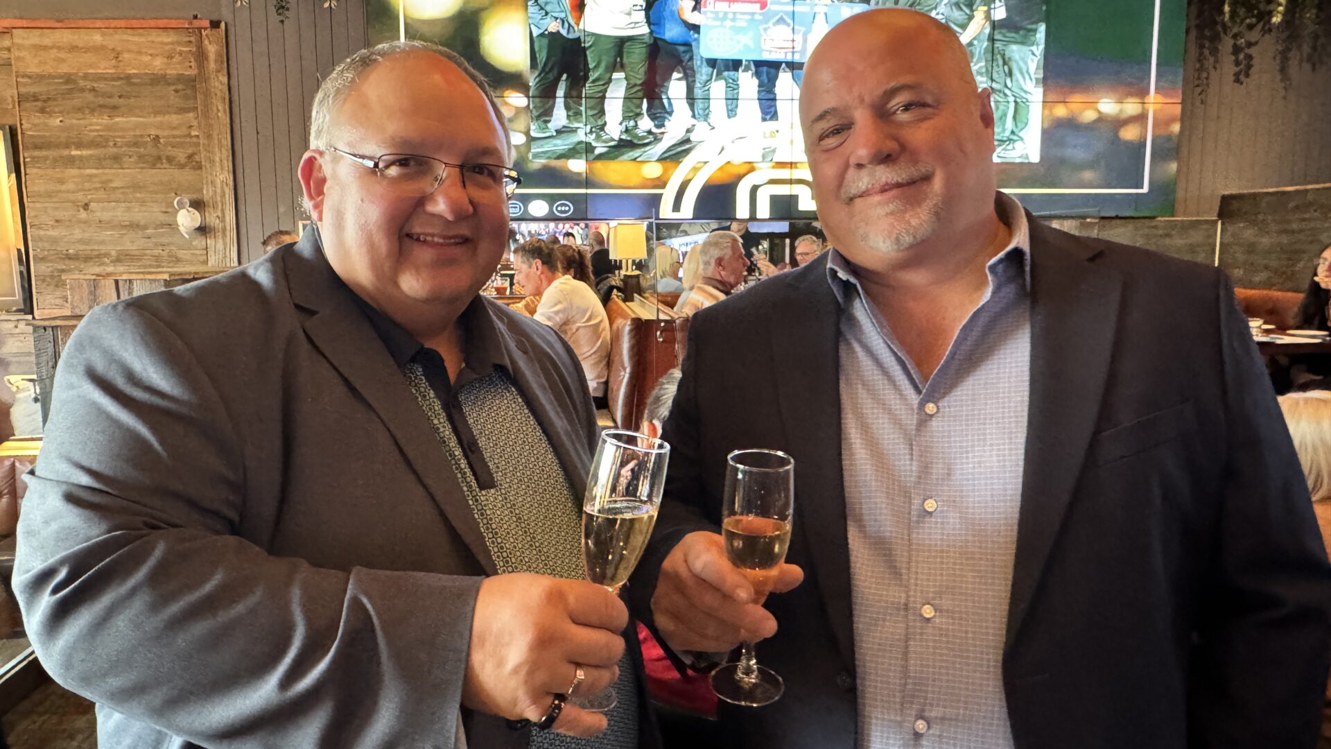 Le président de La Cage - Brasserie sportive, Jean-François Dubé et le directeur général de la succursale de Terrebonne, Stéphane Alarie. (Photo Médialo - Alex Proteau)
