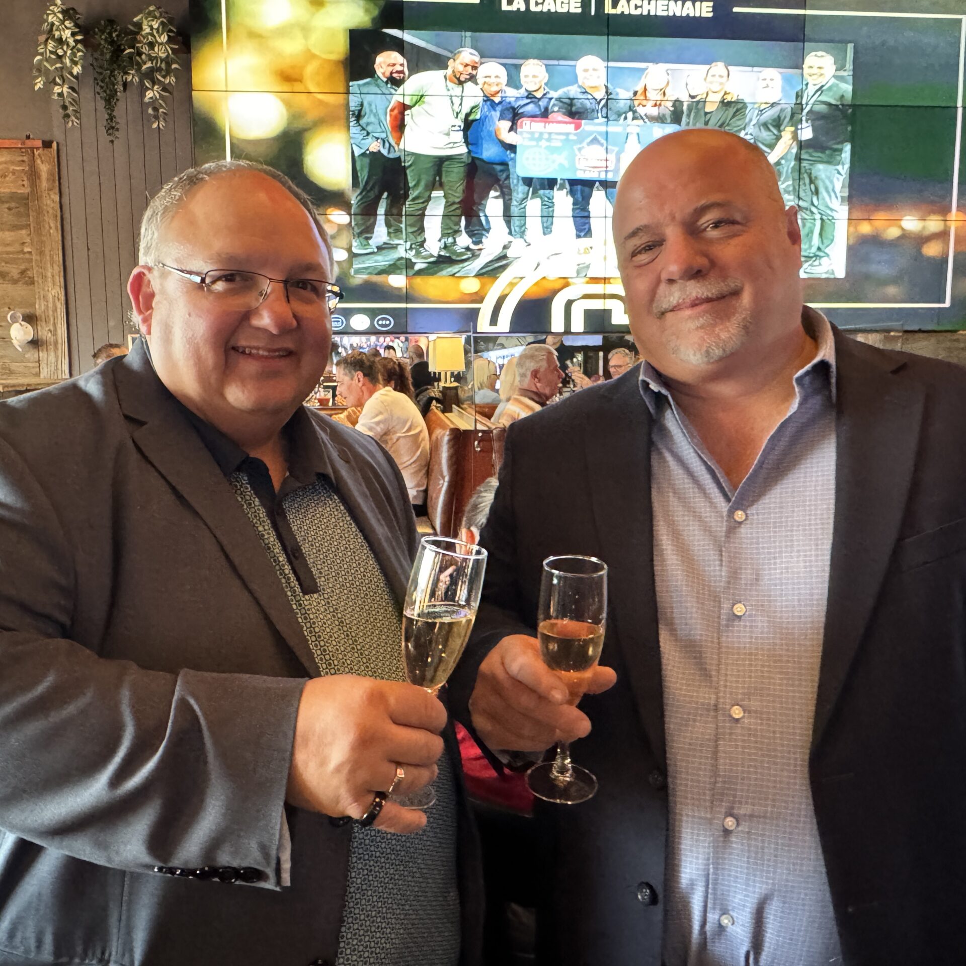 Le président de La Cage - Brasserie sportive, Jean-François Dubé et le directeur général de la succursale de Terrebonne, Stéphane Alarie. (Photo Médialo - Alex Proteau)