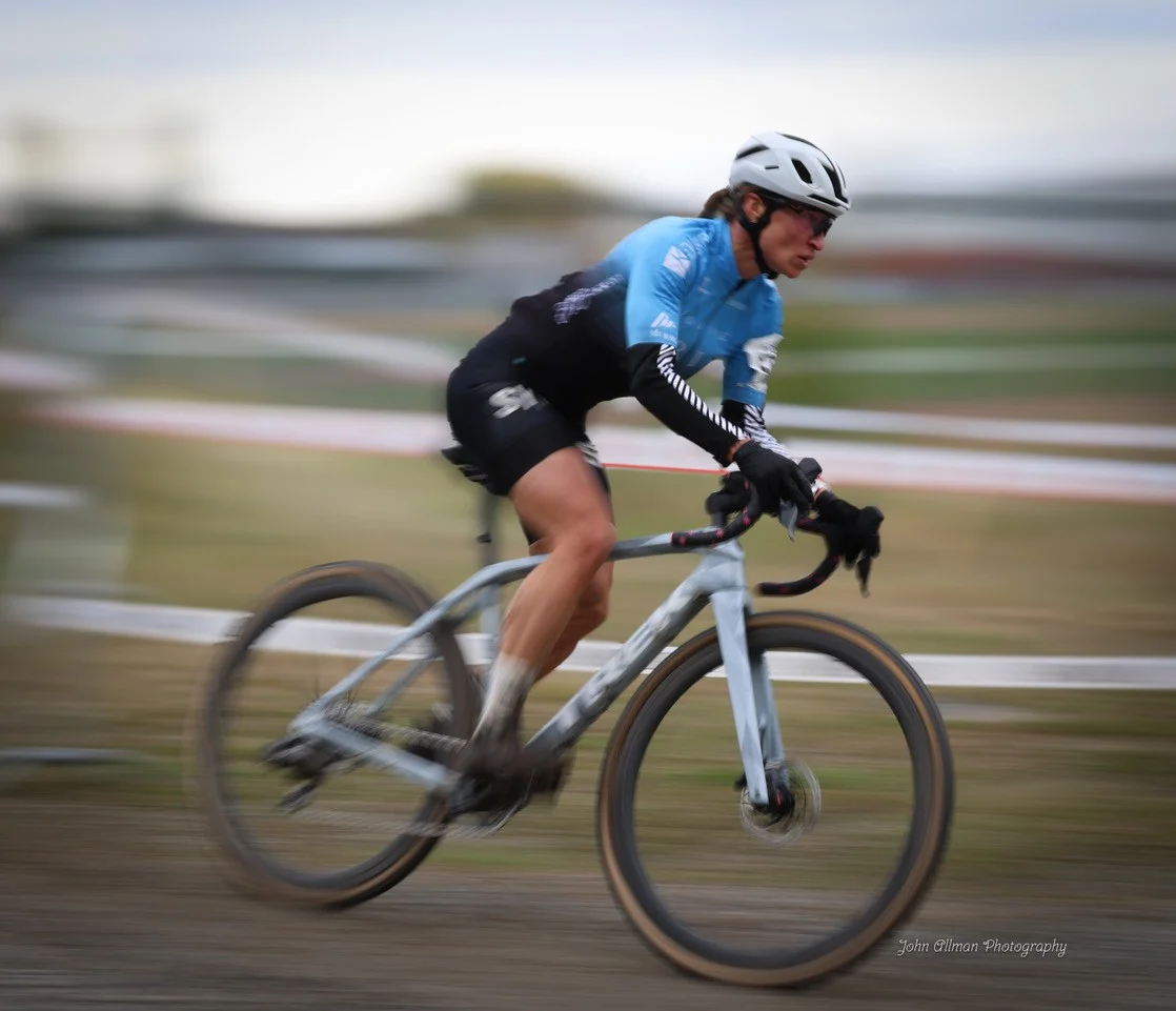 Kathleen Villeneuve lors des Championnats québécois de cyclocross de Magog.  Photo gracieuseté John Allman Photographie  