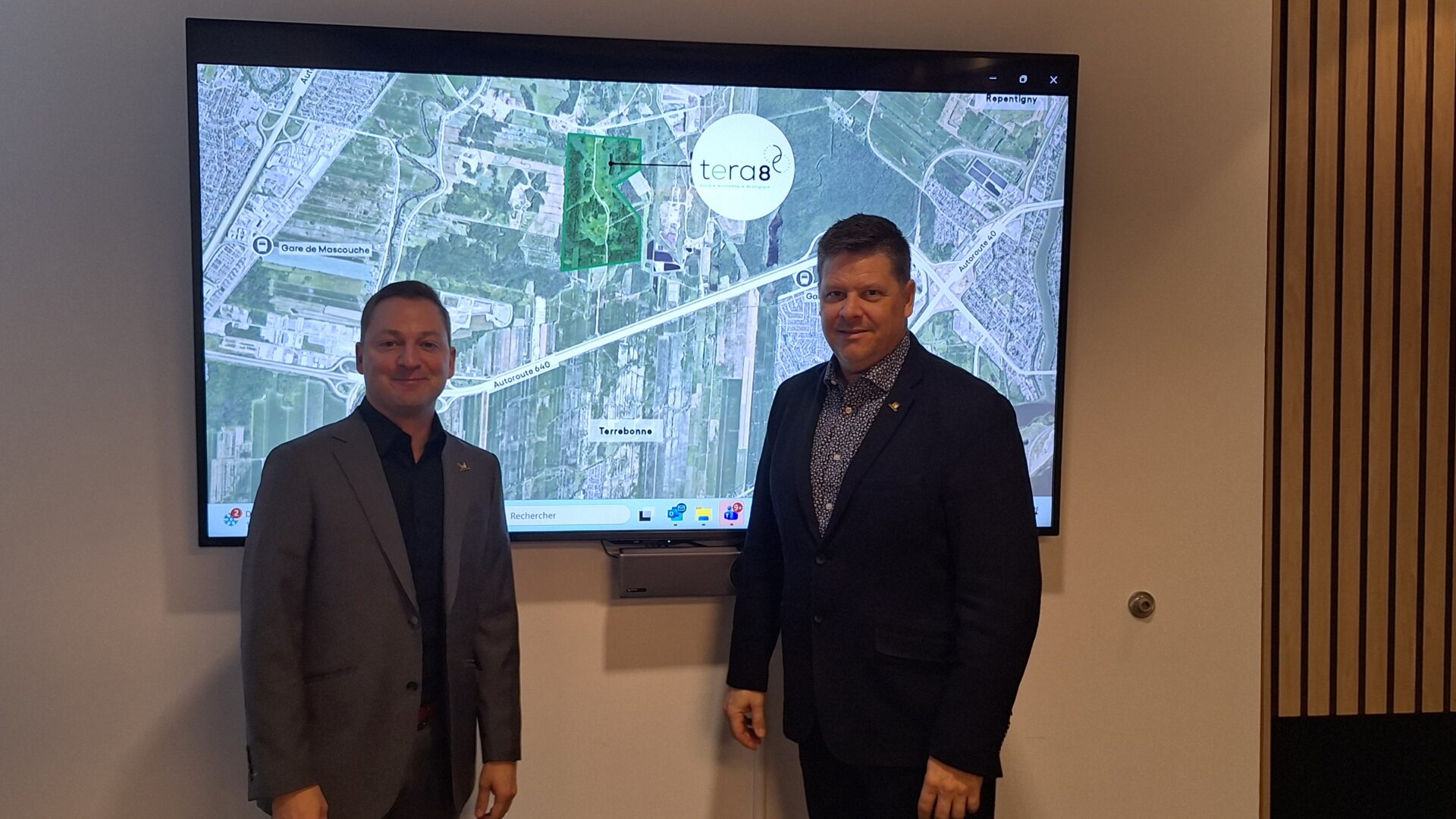 Mathieu Traversy et Charles Thériault ont présenté l’emplacement définitif du nouvel écoparc Tera8. (Photo Médialo - Raphaël Isselet)