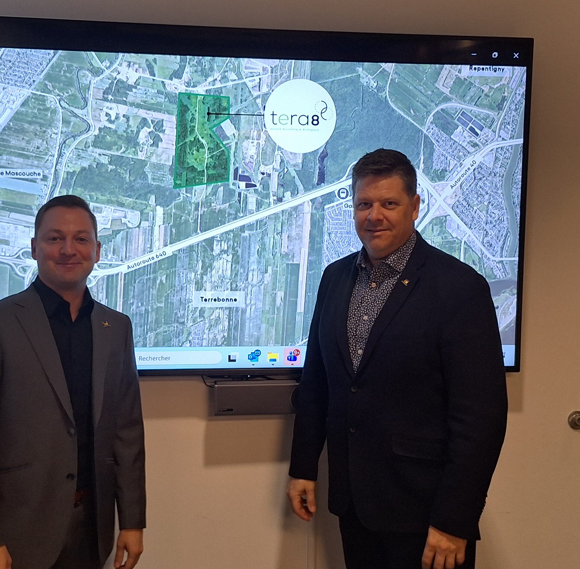 Mathieu Traversy et Charles Thériault ont présenté l’emplacement définitif du nouvel écoparc Tera8. (Photo Médialo - Raphaël Isselet)