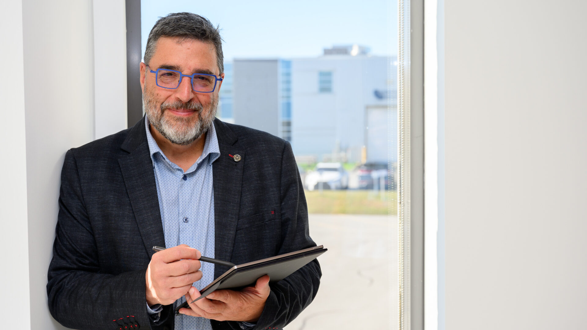 À la tête du Service du développement économique de la MRC Les Moulins depuis trois ans, le directeur Sylvain Ouellette a encore des projets plein la tête pour propulser les entreprises d’ici à un niveau supérieur. (Photo : Sébastien Arbour) 