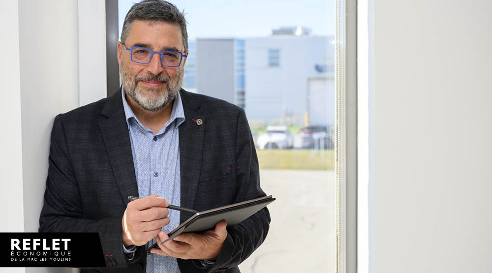 À la tête du Service du développement économique de la MRC Les Moulins depuis trois ans, le directeur Sylvain Ouellette a encore des projets plein la tête pour propulser les entreprises d’ici à un niveau supérieur. (Photo : Sébastien Arbour) 