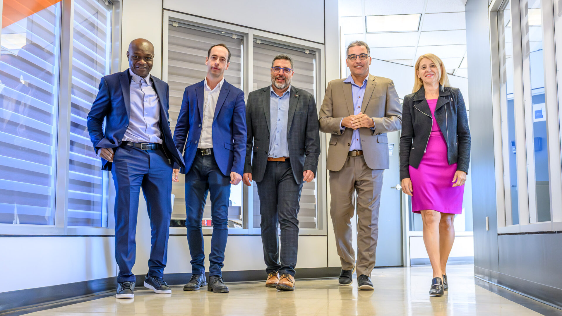 Voici quelques membres de l’équipe économique de la MRC : Max Lino, conseiller en financement d’entreprises; David Desjardins-Lemire, conseiller en innovation dédié au service InnoHub La Centrale; Sylvain Ouellette, directeur – Développement économique, projets structurants et services aux entreprises; Hamid El Arch, conseiller aux services aux entreprises; Nathalie Arseneault, directrice adjointe – Développement économique, projets structurants et services aux entreprises. (Photo : Sébastien Arbour) 