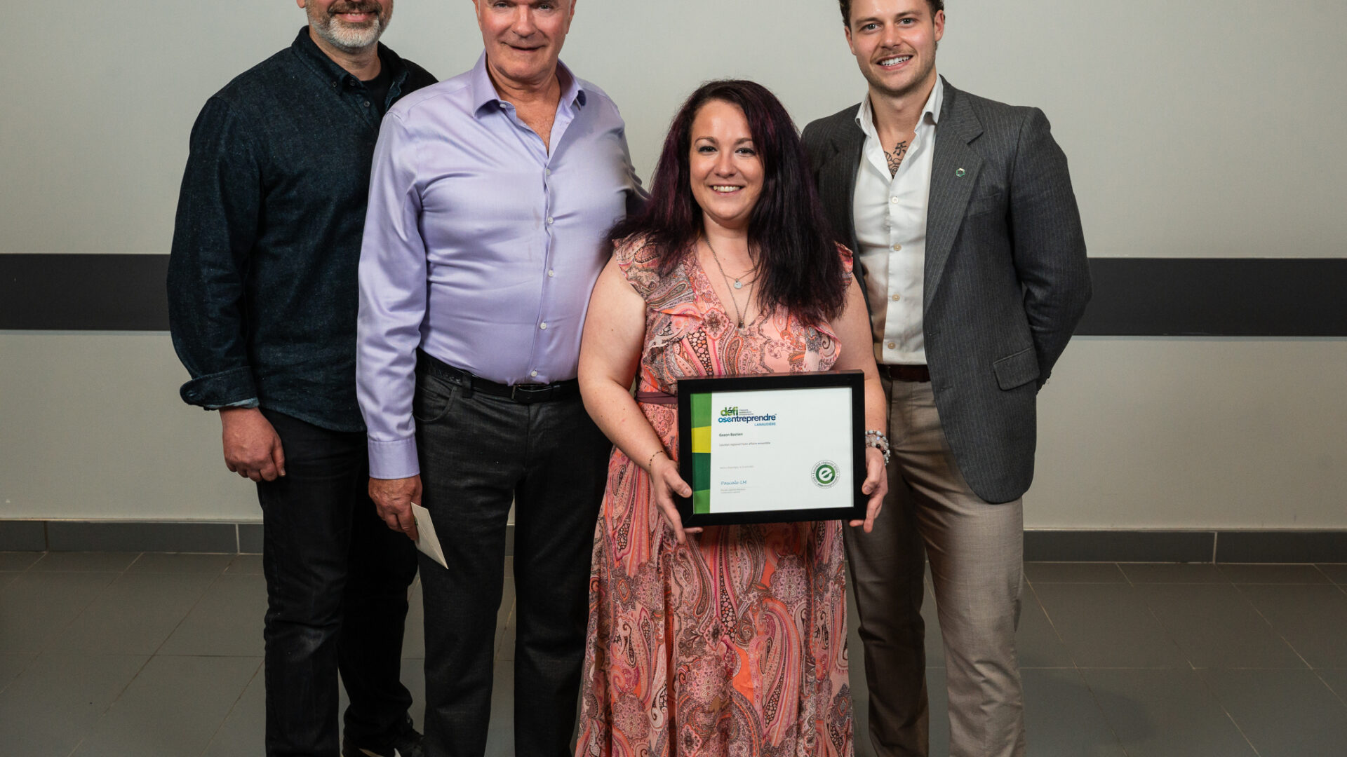 Gazon Bastien de Terrebonne a été l’entreprise lauréate régionale 2025 du volet Faire affaire ensemble. Ses représentants, Alexandre Bastien, Daniel Bastien et Sarah Aubin Primeau, posent ici avec Benjamin Dugas, directeur de comptes chez Desjardins Entreprises. (Photo : gracieuseté) 