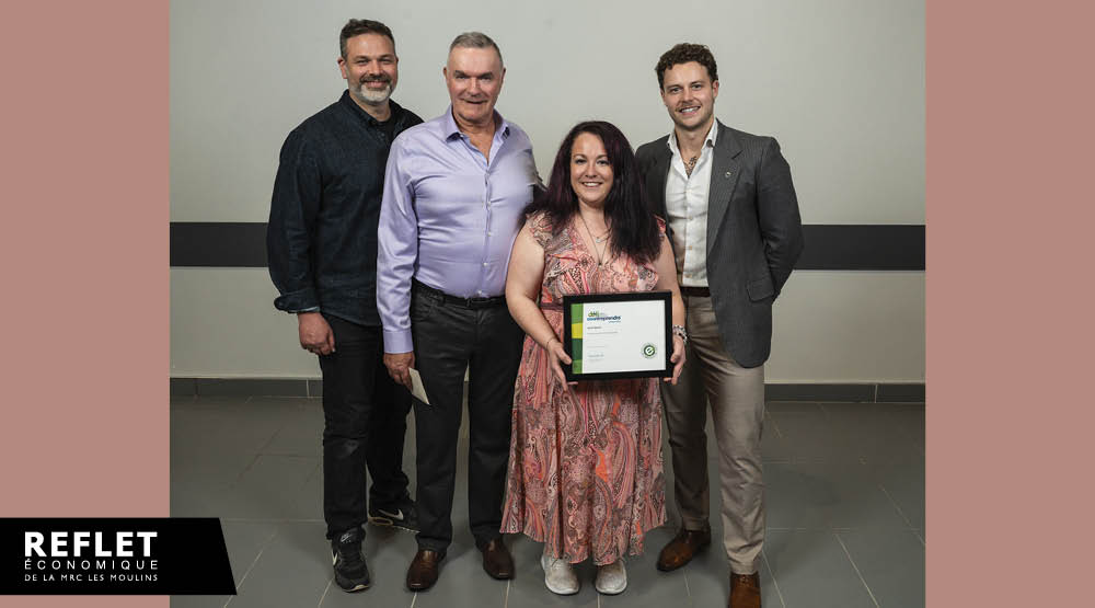 Gazon Bastien de Terrebonne a été l’entreprise lauréate régionale 2025 du volet Faire affaire ensemble. Ses représentants, Alexandre Bastien, Daniel Bastien et Sarah Aubin Primeau, posent ici avec Benjamin Dugas, directeur de comptes chez Desjardins Entreprises. (Photo : gracieuseté) 