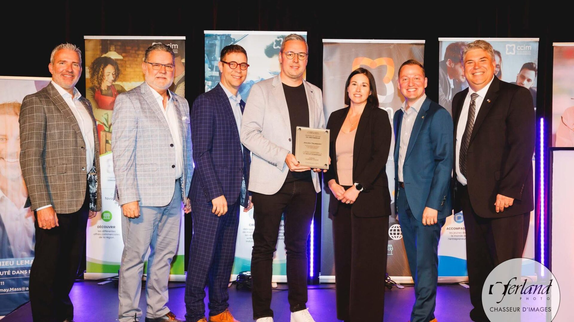 Julien Trussart a été honoré comme Bâtisseur économique 2024 par la MRC Les Moulins et le journal La Revue lors du Gala Vision de la Chambre de commerce et d’industrie Les Moulins (CCIM). Il est entouré ici de Maxime-Karl Gilbert et de Pierre Berthiaume, de la CCIM, des maires Guillaume Tremblay et Mathieu Traversy, d’Annie Perron, éditrice de La Revue, et de Gilles Bordonado, rédacteur en chef du Reflet économique. Photo  Ferlandphoto