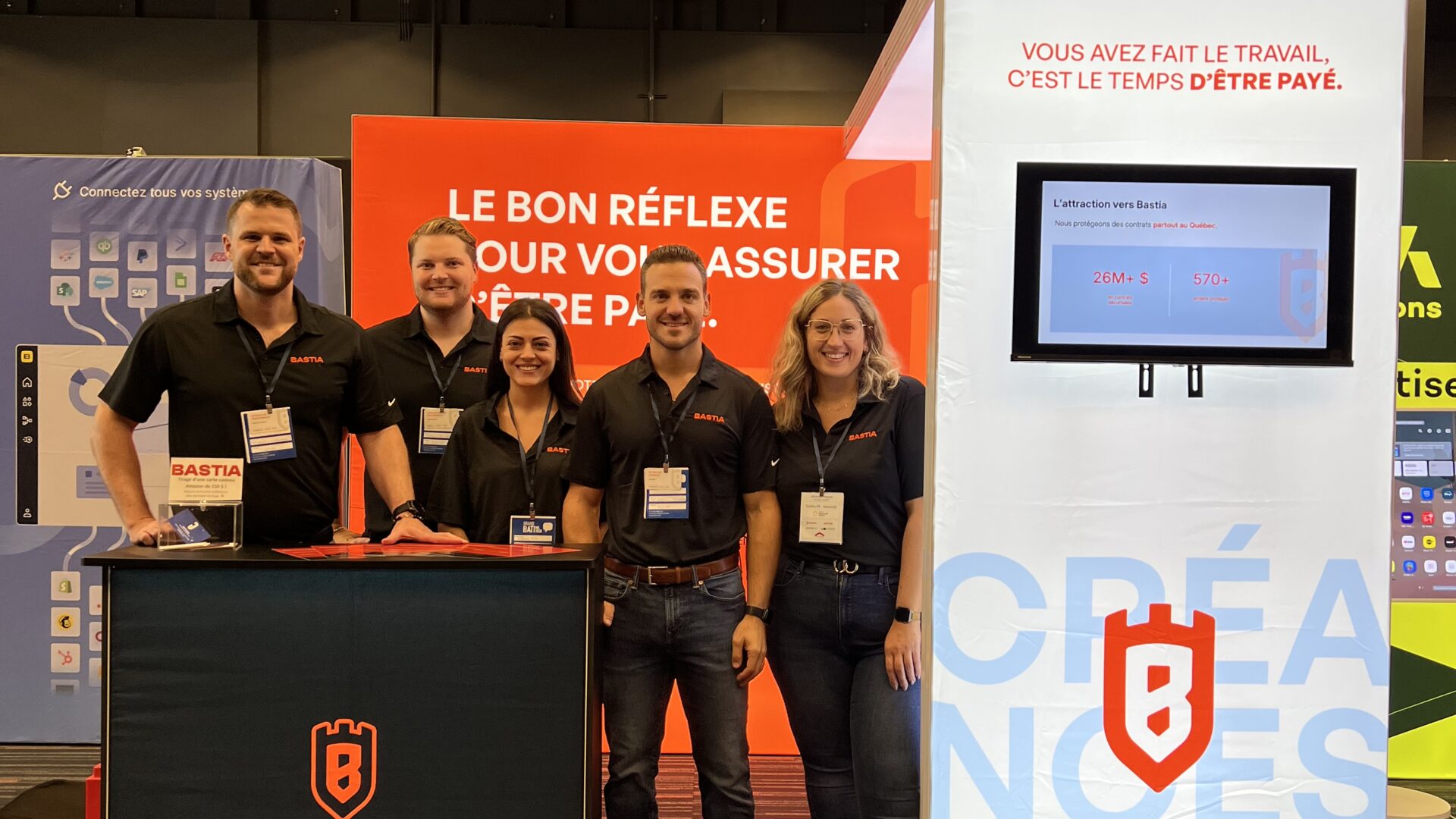 Lors de la 10e édition du Grand Batimatech, Nicolas Archambault et Michaël Lévesque posent fièrement avec leur équipe après avoir remporté le Prix David S. Rose. Celui-ci récompense la solution technologique répondant le mieux aux défis les plus importants de l’industrie. (Photo : courtoisie)  