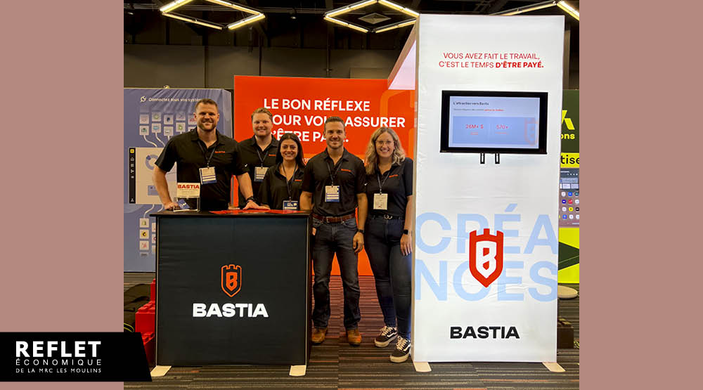 Lors de la 10e édition du Grand Batimatech, Nicolas Archambault et Michaël Lévesque posent fièrement avec leur équipe après avoir remporté le Prix David S. Rose. Celui-ci récompense la solution technologique répondant le mieux aux défis les plus importants de l’industrie. (Photo : courtoisie)  