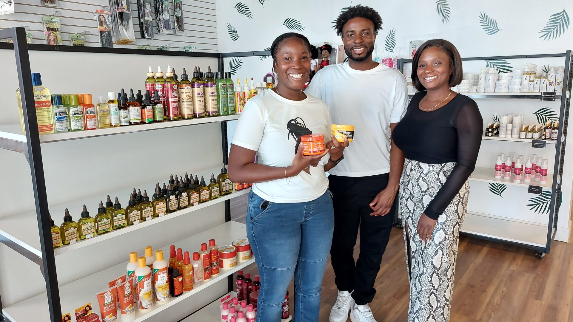  

 

Bv (056B.jpg) 

Afro d’Ici, c’est une affaire de famille chez les Jean-Jacques : Nadine à l’administration et aux finances, Samuel aux communications, Rachel à la présidence et, absent de la photo, Claude, responsable des relations avec les fournisseurs. Photo Luc Laurin