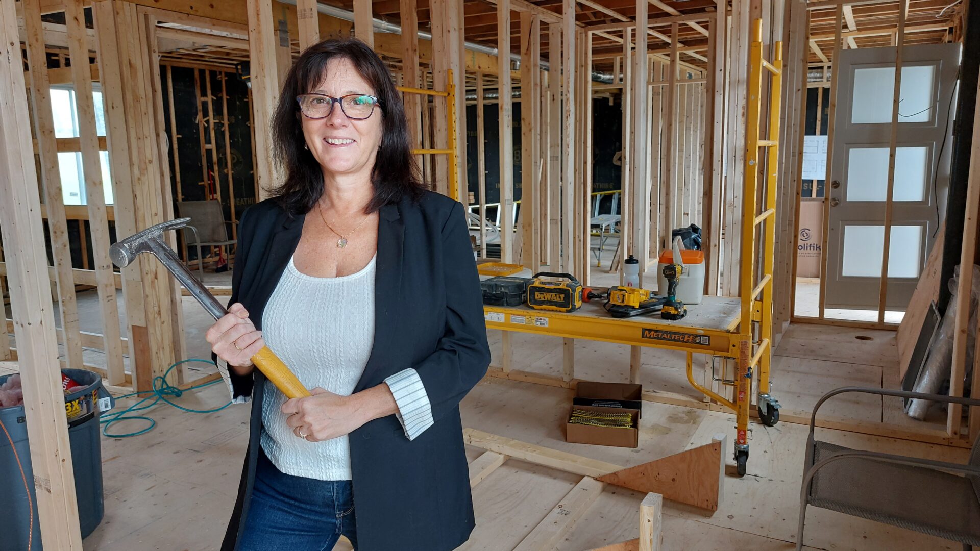 Marteau à la main, Suzie Lampron, directrice générale du Carrefour Familial des Moulins, réalise un projet de taille pour assurer la pérennité de l’organisme. (Photo Luc Laurin) 