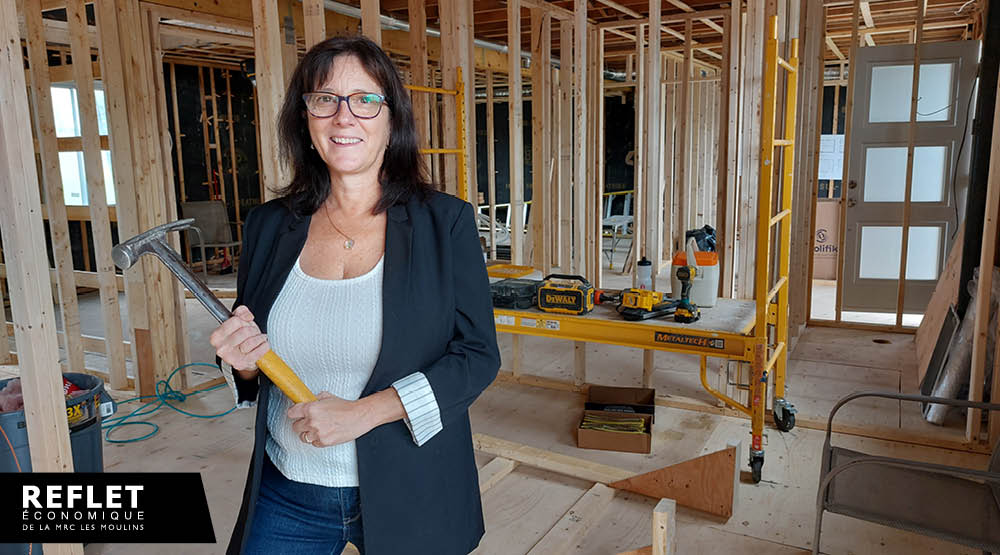 Marteau à la main, Suzie Lampron, directrice générale du Carrefour Familial des Moulins, réalise un projet de taille pour assurer la pérennité de l’organisme. (Photo Luc Laurin) 