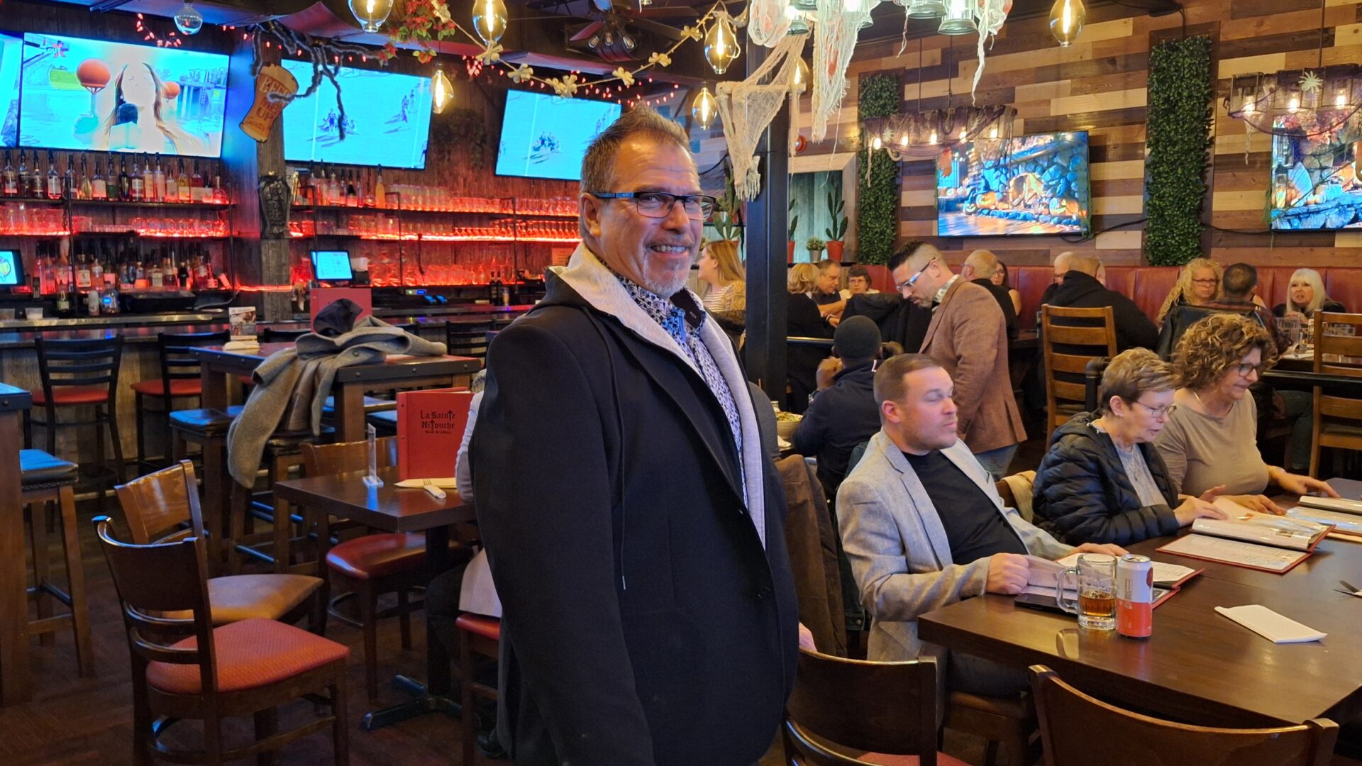 Luc Cyr et son équipe de campagne, rassemblées au bar le Sainte-Nitouche. Photo Médialo - Raphaël Isselet
