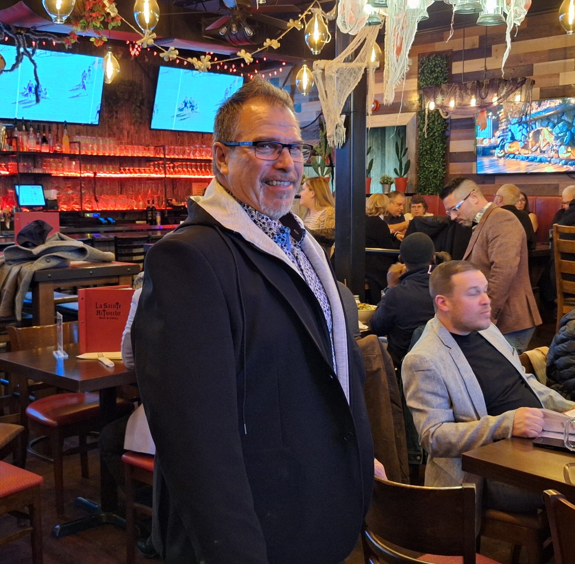 Luc Cyr et son équipe de campagne, rassemblées au bar le Sainte-Nitouche. Photo Médialo - Raphaël Isselet