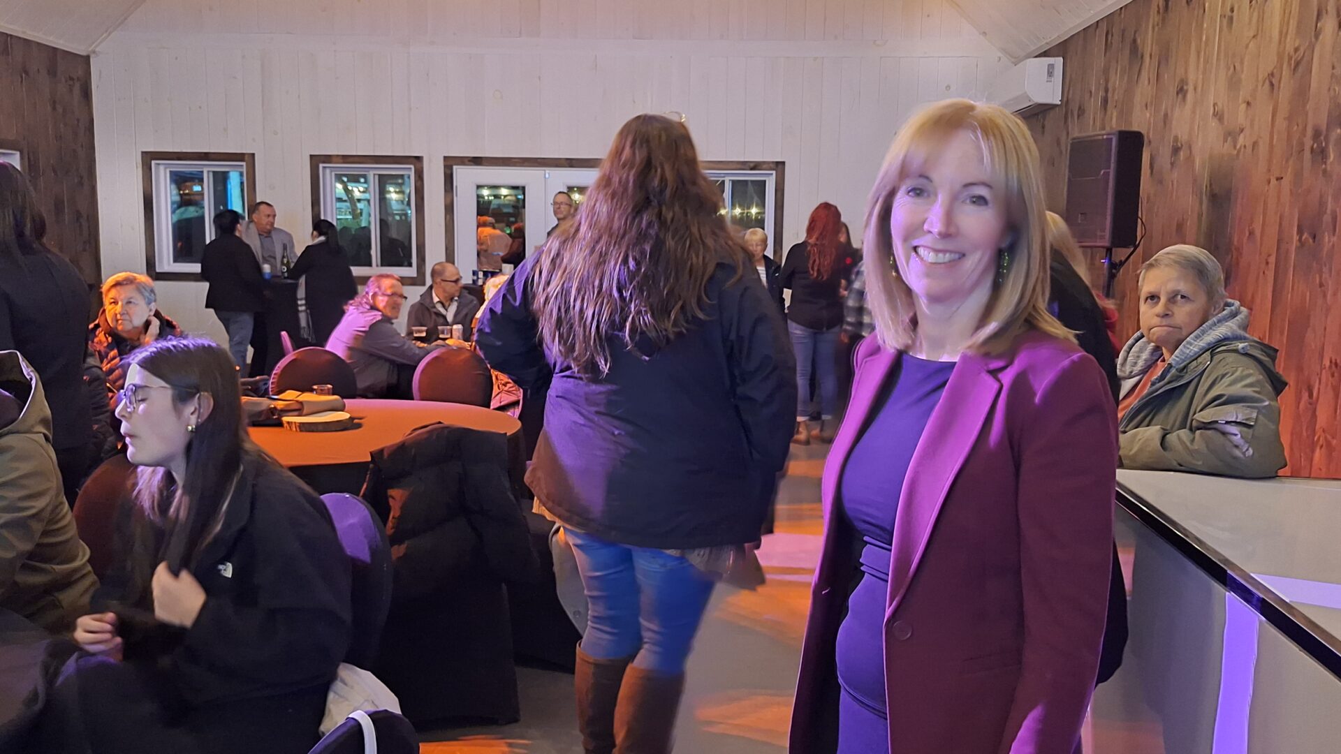 Isabelle Auger est réunie avec famille et amis en attente des résultats. Photo Médialo - Raphaël Isselet