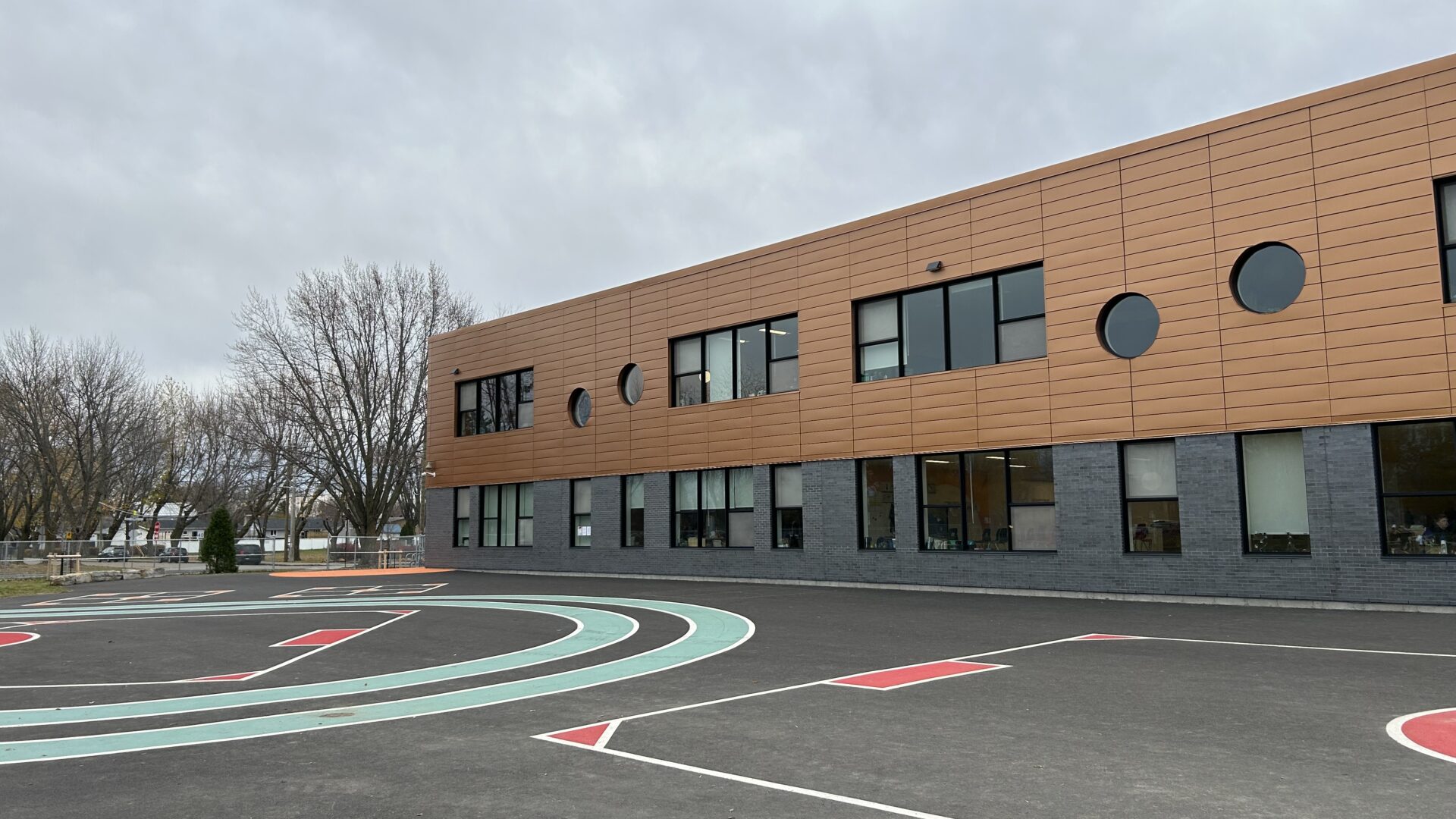 L'école Notre-Dame vue de la cours arrière. Photo Médialo – Sabrina Quesnel-Bolduc 
