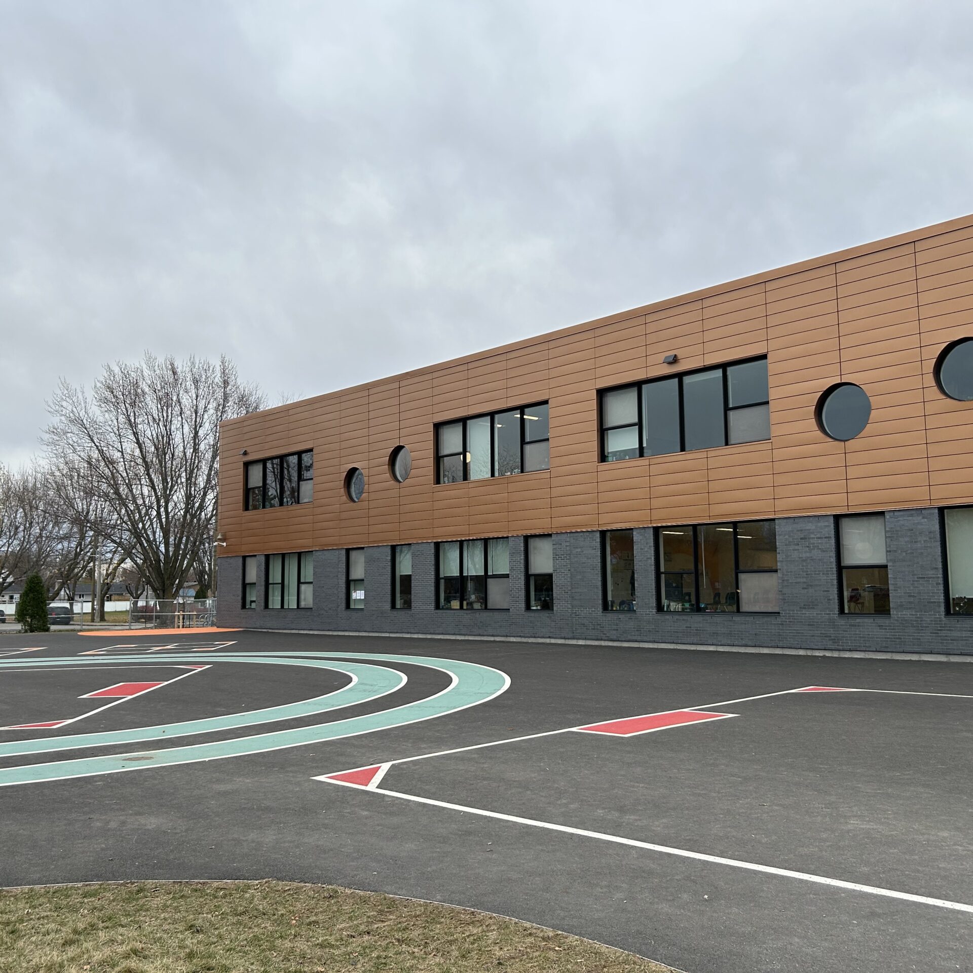 L'école Notre-Dame vue de la cours arrière. Photo Médialo – Sabrina Quesnel-Bolduc 