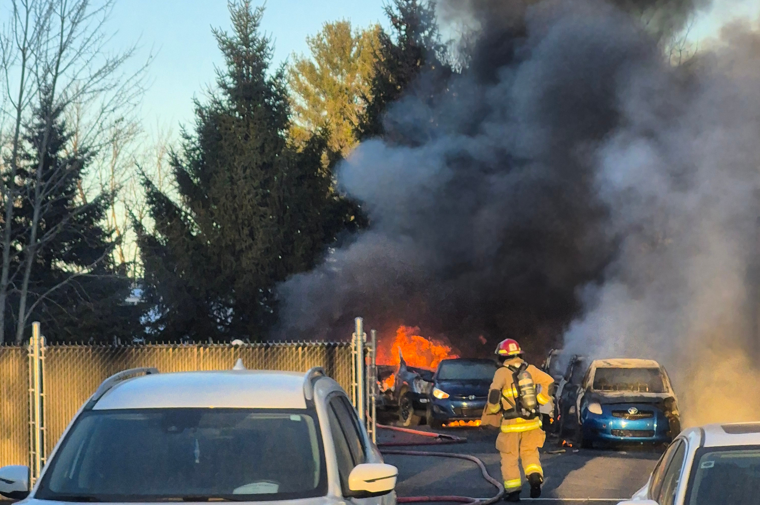 Un violent incendie a entraîné la fermeture de la route 337 pendant plusieurs heures samedi 29 novembre. (Photo Hélène Michaud)