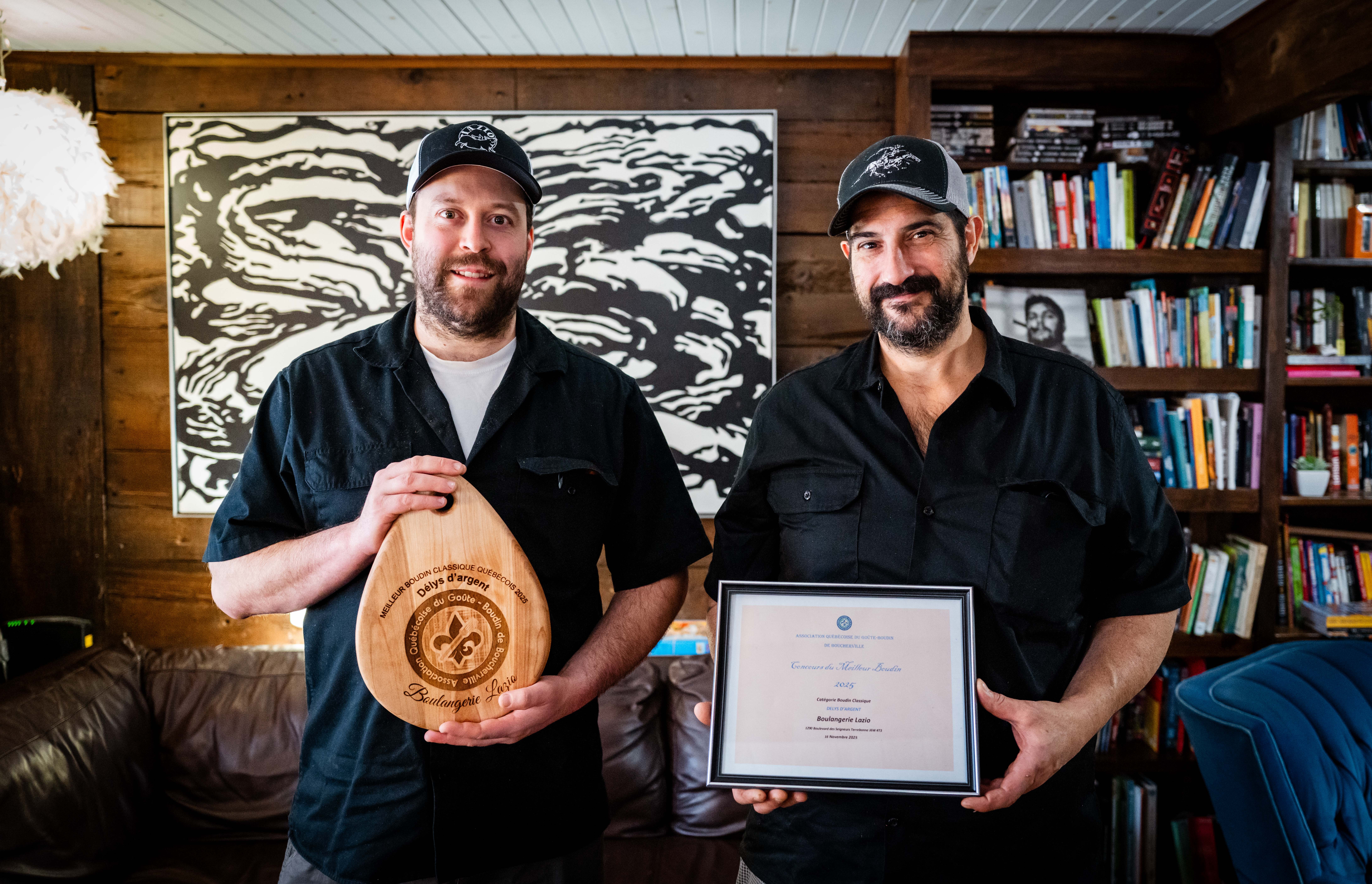 Olivier Poitras et David Biagini posent avec leur prix. Photo Olivier Lamarre 