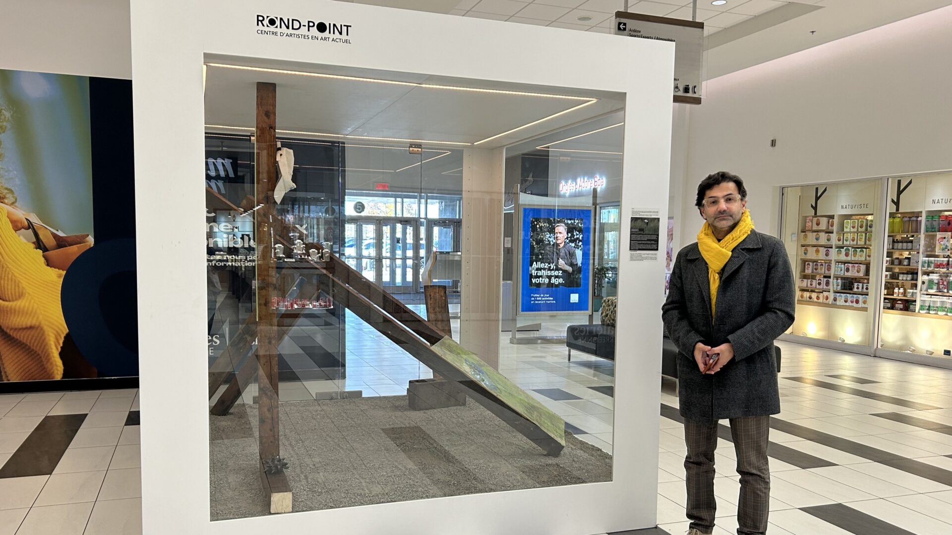 Le directeur du centre d’artiste Rond-Point, Chadi Ayoub, devant l’espace GPS 0-0. Crédit Photo Médialo – Sabrina Quesnel-Bolduc  