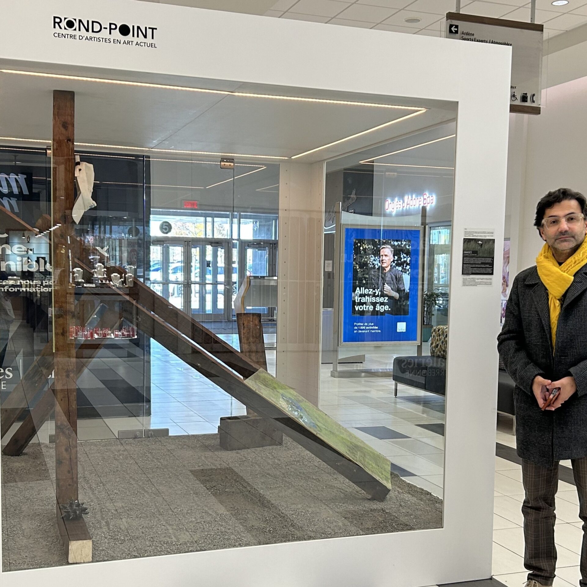 Le directeur du centre d’artiste Rond-Point, Chadi Ayoub, devant l’espace GPS 0-0. Photo Médialo – Sabrina Quesnel-Bolduc  