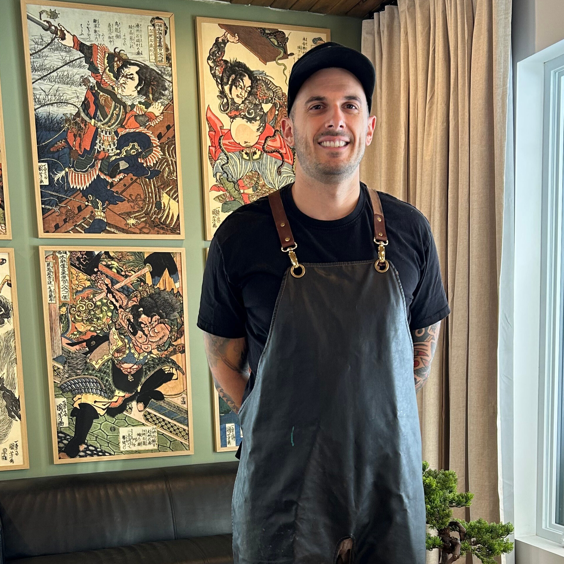 Luka Lajoie pose au salon de tatouage à Mascouche. Photo Médialo - Sabrina Quesnel-Bolduc