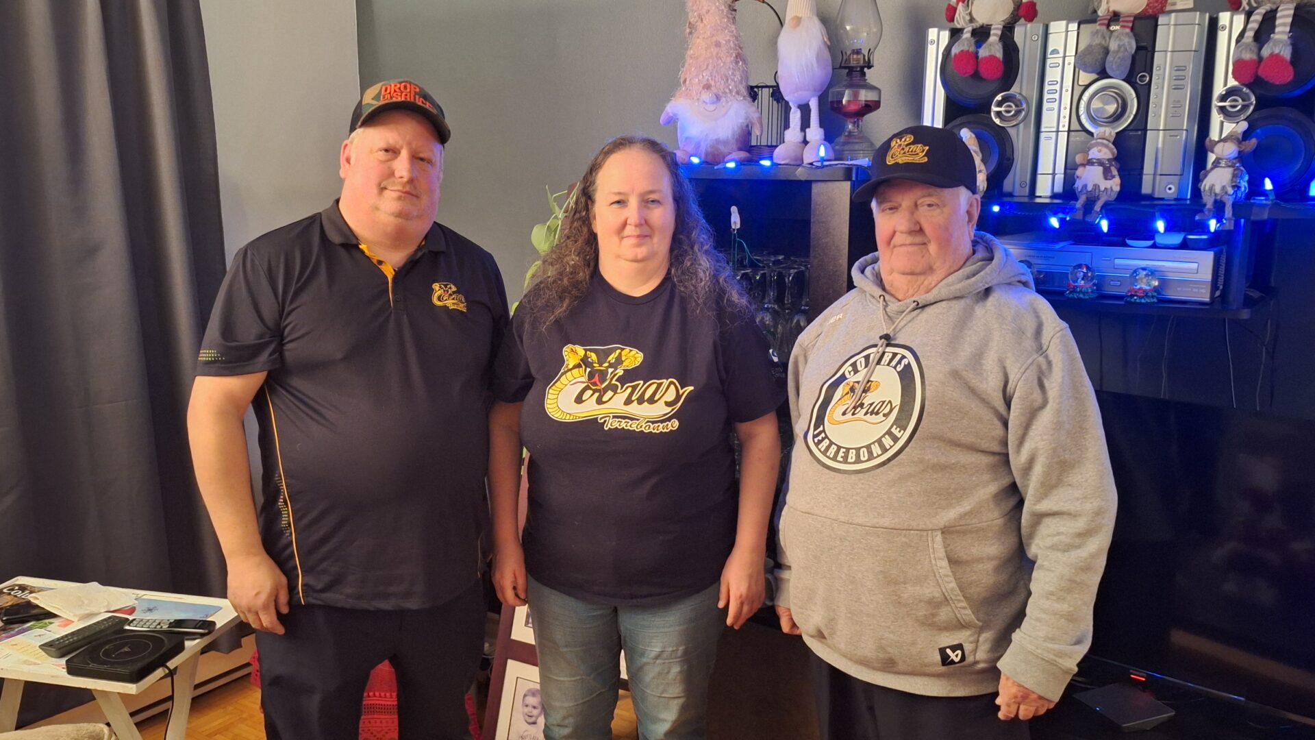 Marc, Sylvie et Renaud sont tous trois bénévoles au sein du club de hockey des Cobras.  
Photo Médialo — Raphaël Isselet 