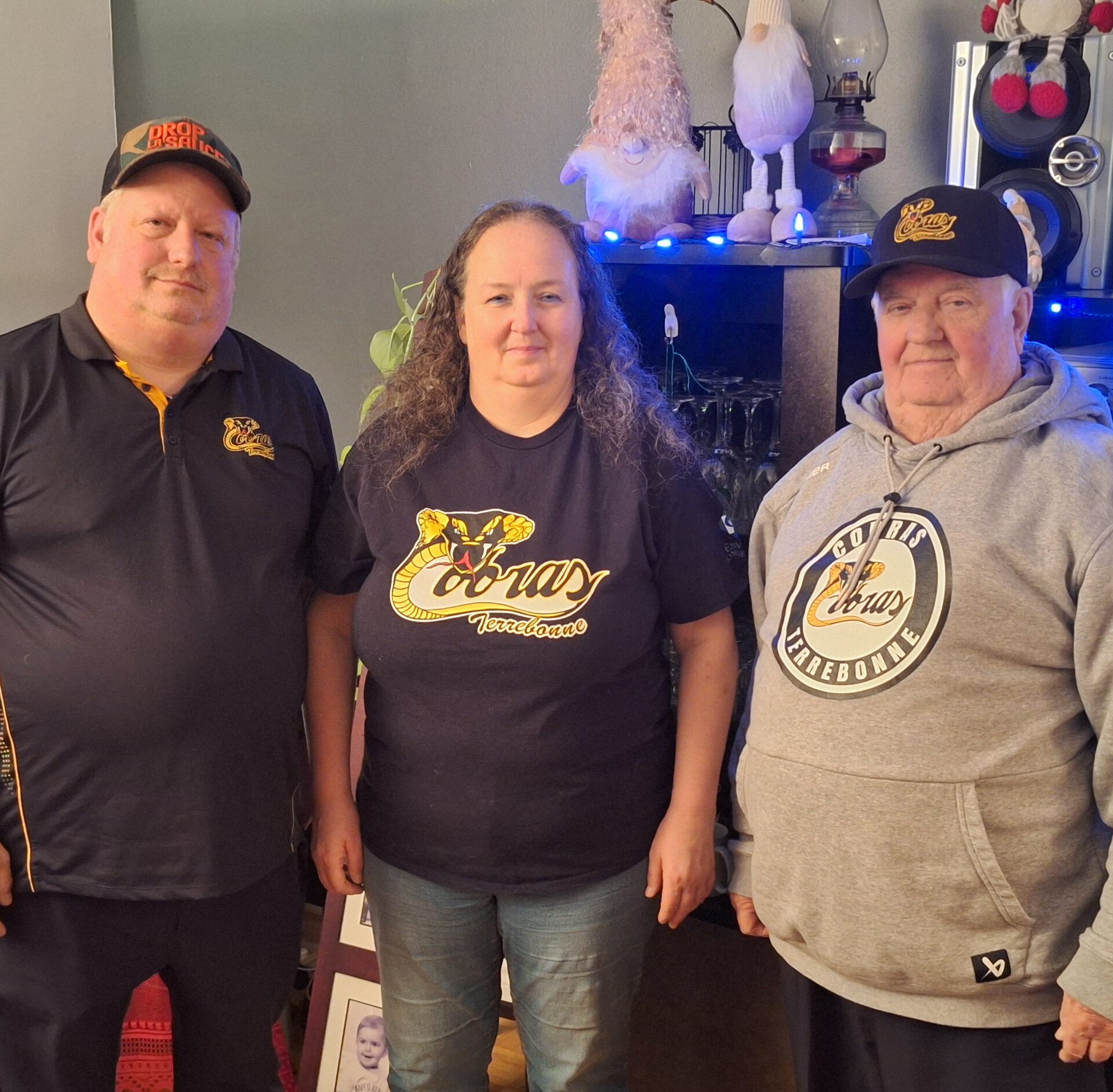 Marc, Sylvie et Renaud sont tous trois bénévoles au sein du club de hockey des Cobras.  
Photo Médialo — Raphaël Isselet 