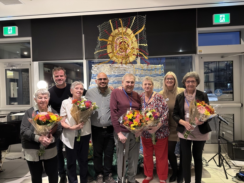 Marcelo Martins et les résidents posent fièrement devant leur œuvre. (Photo Médialo - Sabrina Quesnel-Bolduc)
