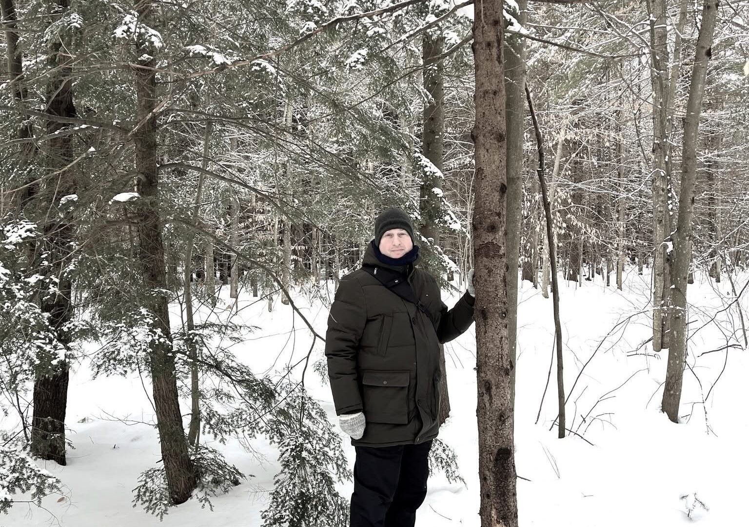 @CP : Photo gracieuseté 

Éric Brazeau en randonnée sur la terre des bisons. Photo gracieuseté
