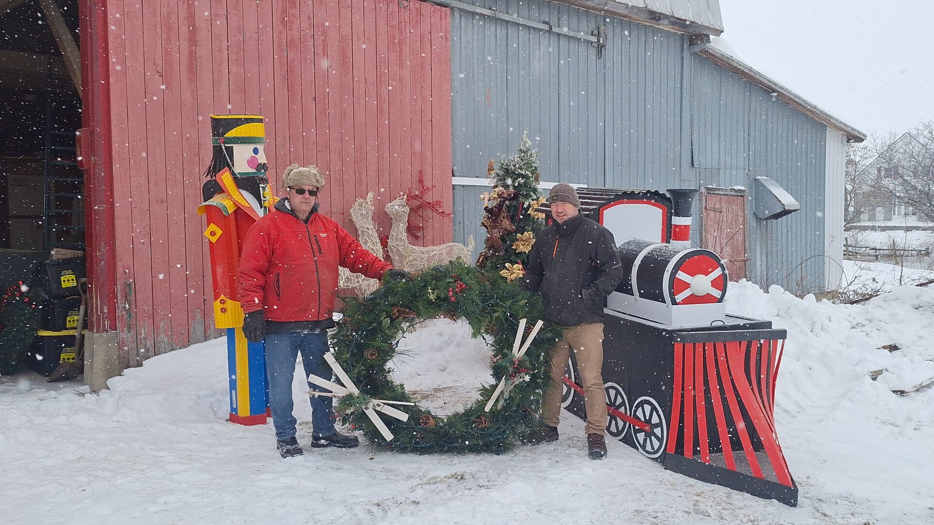 Denis Wild et Stéphane Poudrier fabriquent décorations et illuminations de Noël. (Photo Médialo- Raphaël Isselet)