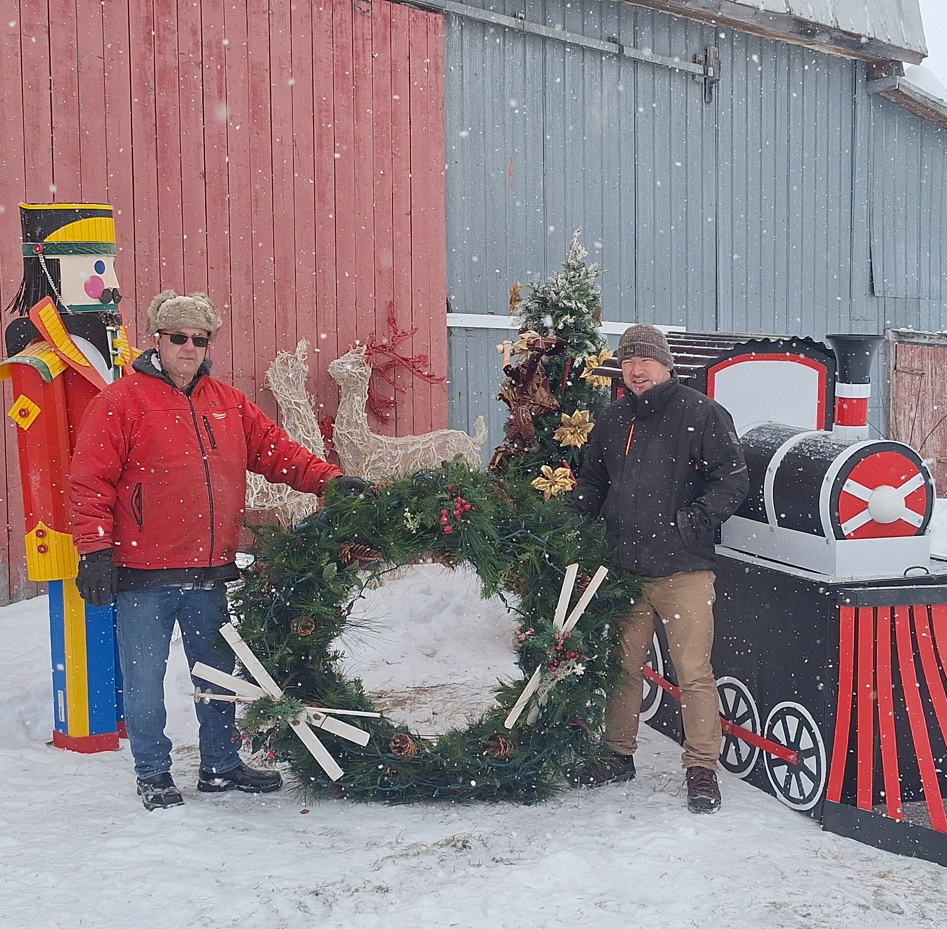 Denis Wild et Stéphane Poudrier fabriquent décorations et illuminations de Noël. (Photo Médialo- Raphaël Isselet)