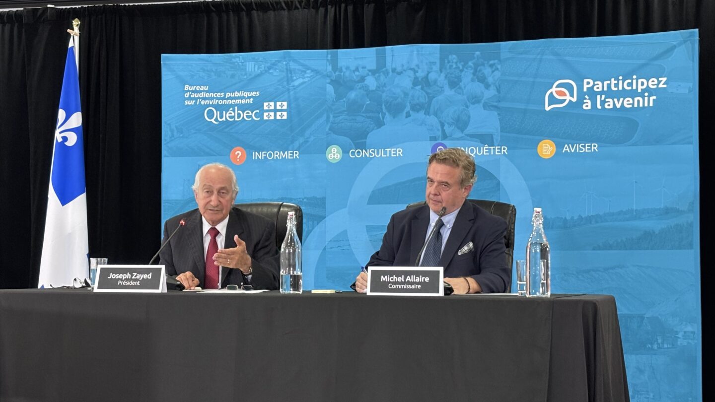 Joseph Zayed, président, et Michel Allaire, commissaire, lors de l’audience publique à Sainte-Julienne. Photo Médialo - Archives 