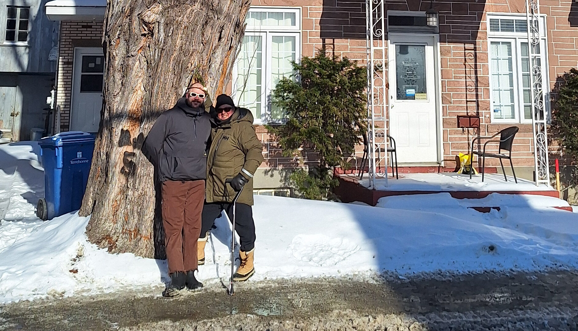 Émérik Caron et Robert Guiguère devant l'érable. (Photo Médialo - Raphaël Isselet)