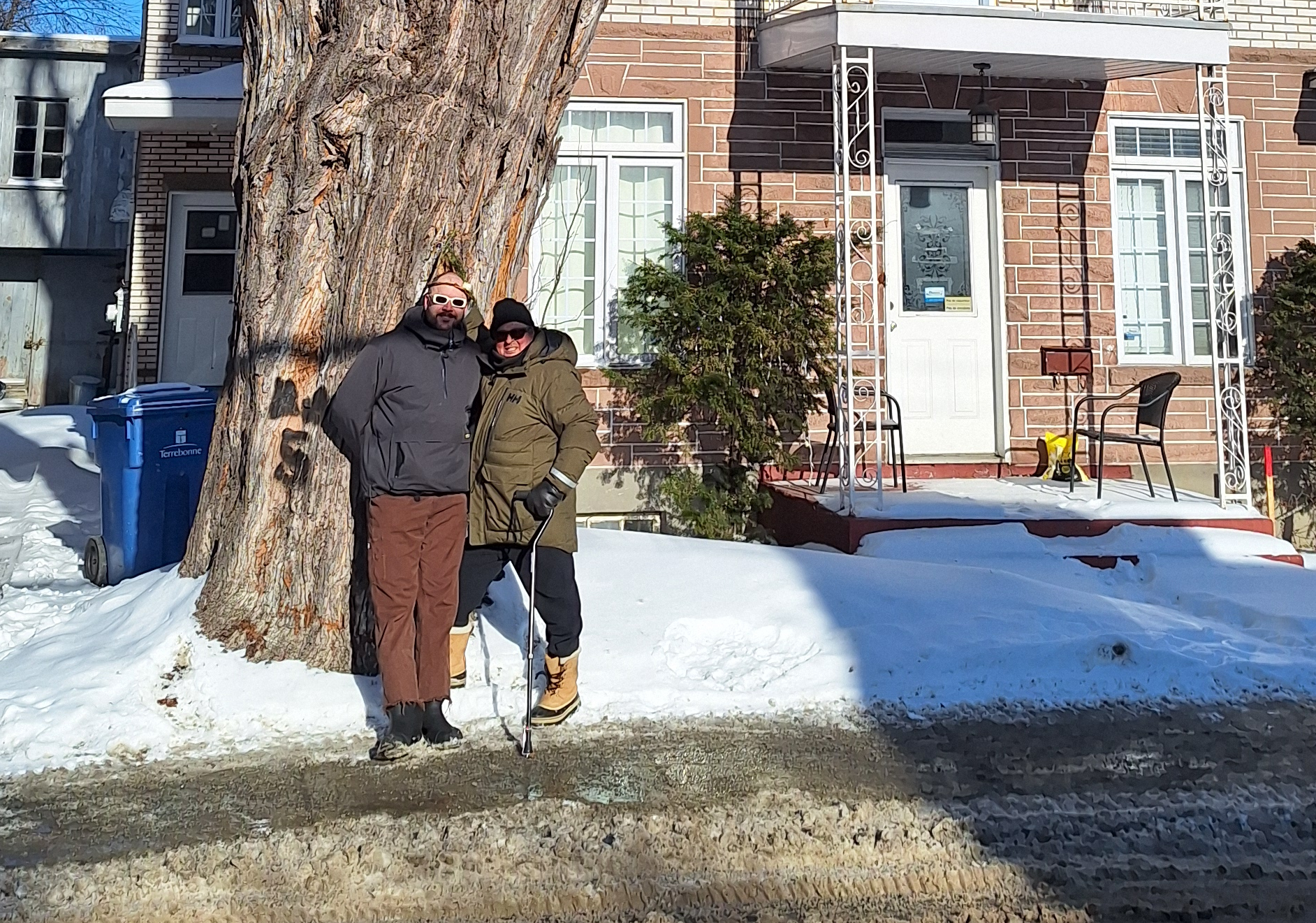 Émérik Caron et Robert Guiguère devant l'érable. (Photo Médialo - Raphaël Isselet)