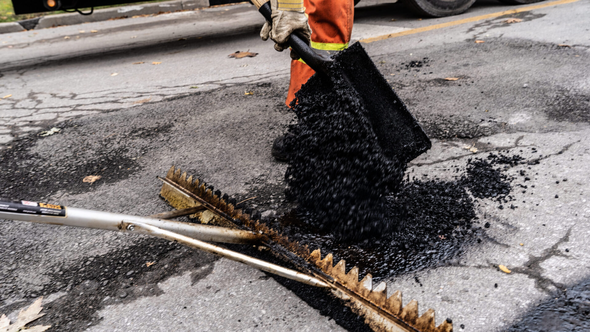L’asphalte froid doit être compacté à la main. Photo gracieuseté  